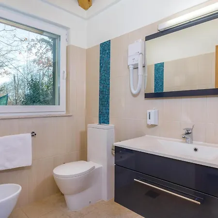 Nice Home In Rezanci With Wifi *